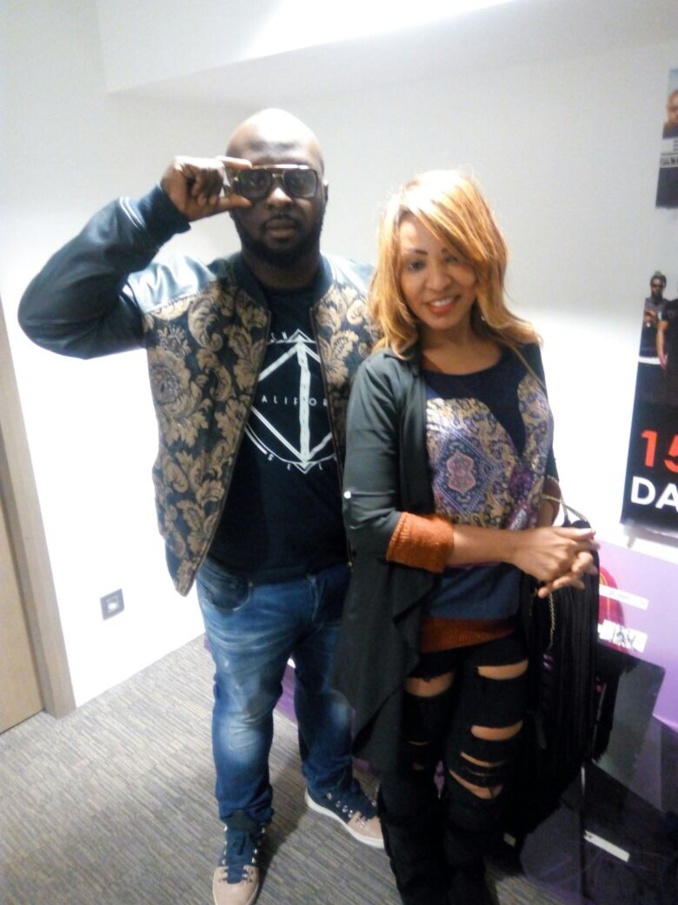 Viviane en compagnie de son manager Djidiak Diouf, Moustapha Dieng, dans les studios de Sony avec Barack Adams de Sexion d'assaut