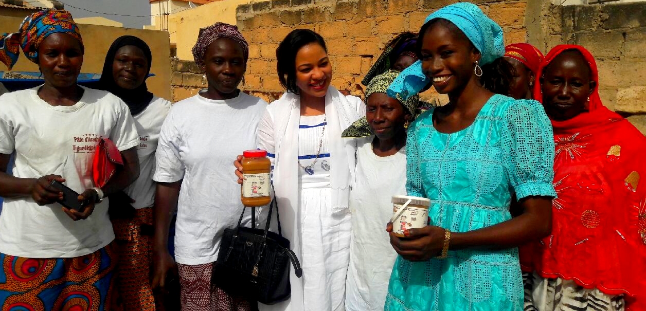 Léna Sène soutient la transformatrice en arachide, Mme Fatou Sall Ndiaye Mbacké à Touba