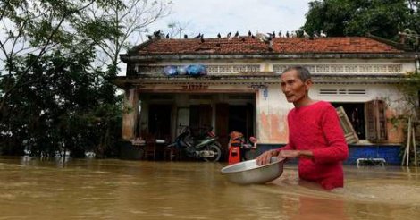 Vietnam : Le centre ville sous les eaux, 24 morts