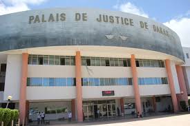 Palais de justice : Un maniaque sexuel éjacule sur une fille en pleine audience.