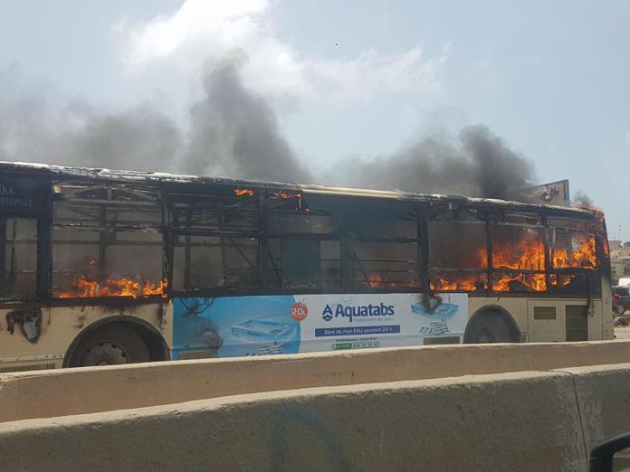 Un bus de DDD rempli de passagers prend feu sur l’avenue Lamine Guéye