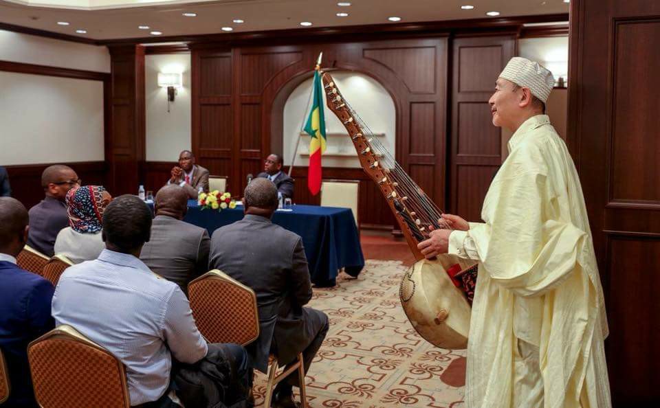 Insolite : Un "Diali" Japonais chante Macky Insolite : Un "Diali" Japonais chante Macky