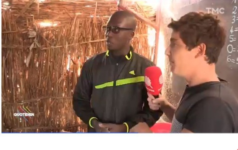 Incroyable/Sénégal : Des briques servent de table-bancs aux élèves dans un abri provisoire à Diamatil…