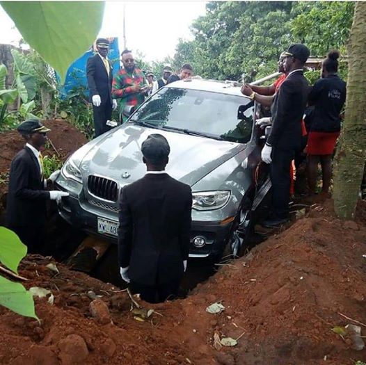OHMONDIEU: Un homme enterre son père avec une nouvelle BMW