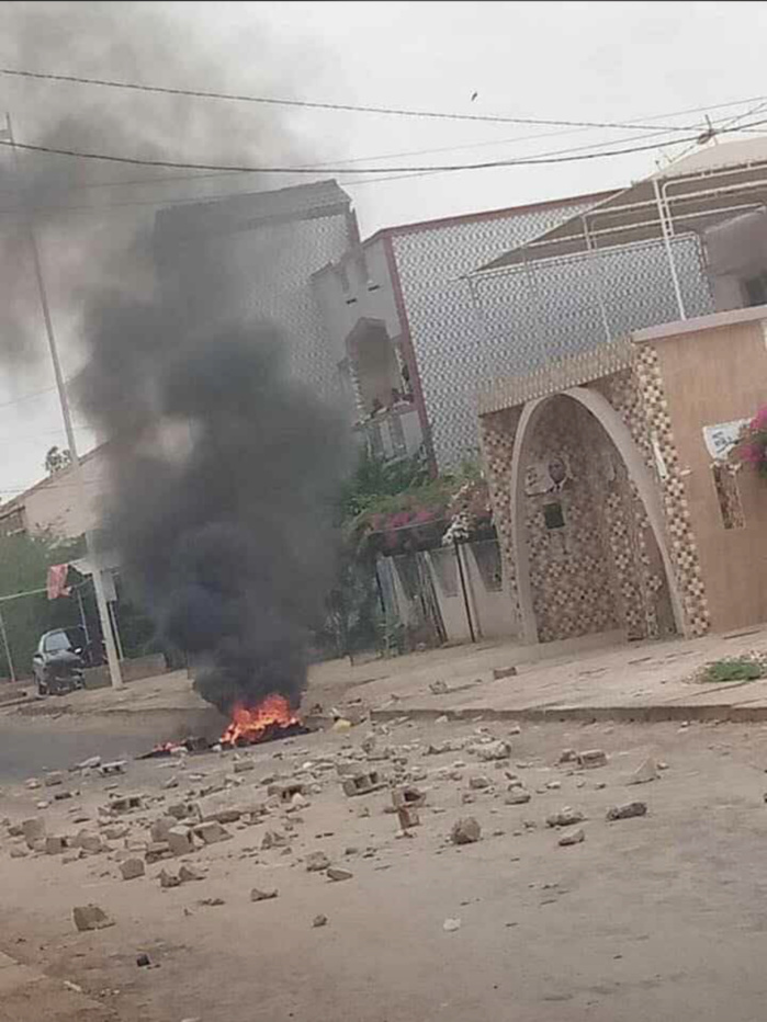 Fatick : De jeunes apéristes mettent le feu devant le domicile du président Macky SALL