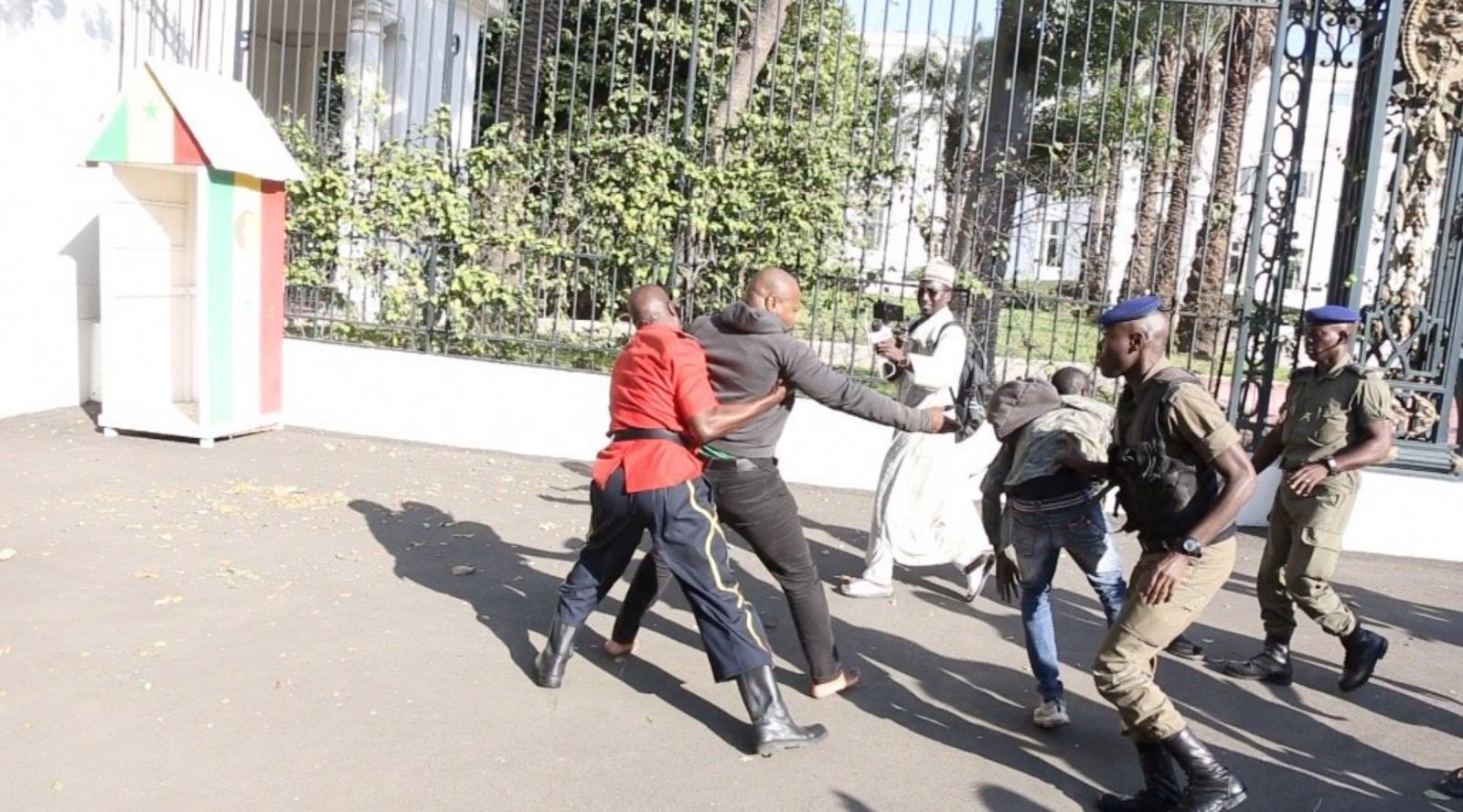Marche contre le prix de l'électricité : Guy Marius Sagna arrêté et gardé à vue au commissariat du Plateau Marche contre le prix de l'électricité : Guy Marius Sagna arrêté et gardé à vue au commissariat du Plateau