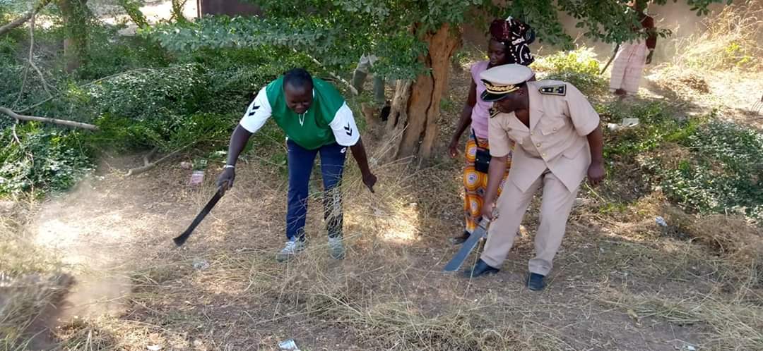 Cleaning day Oukout Le sous préfet de LoudiaWolof et son adjoint dans