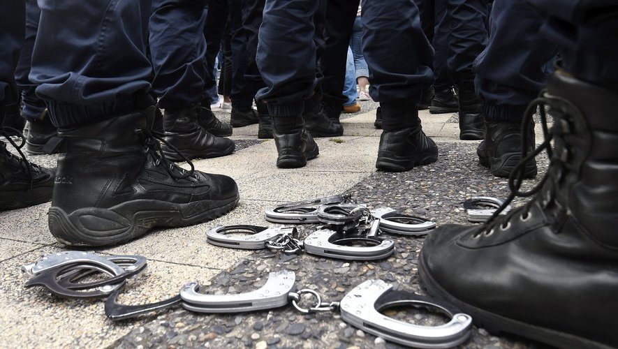 Paris : Des policiers déposent leurs menottes pour manifester leur colère contre... 