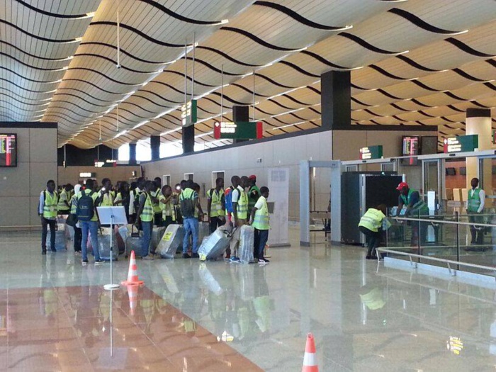 Test Covid-19 à L'AIBD : Un passager crie à "l'arnaque" et clashe les autorités Sénégalaises ... 
