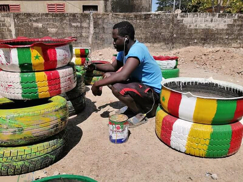 Ziguinchor : Le jeune Chérif Diémé s'active dans le recyclage de pneu (Photos) 