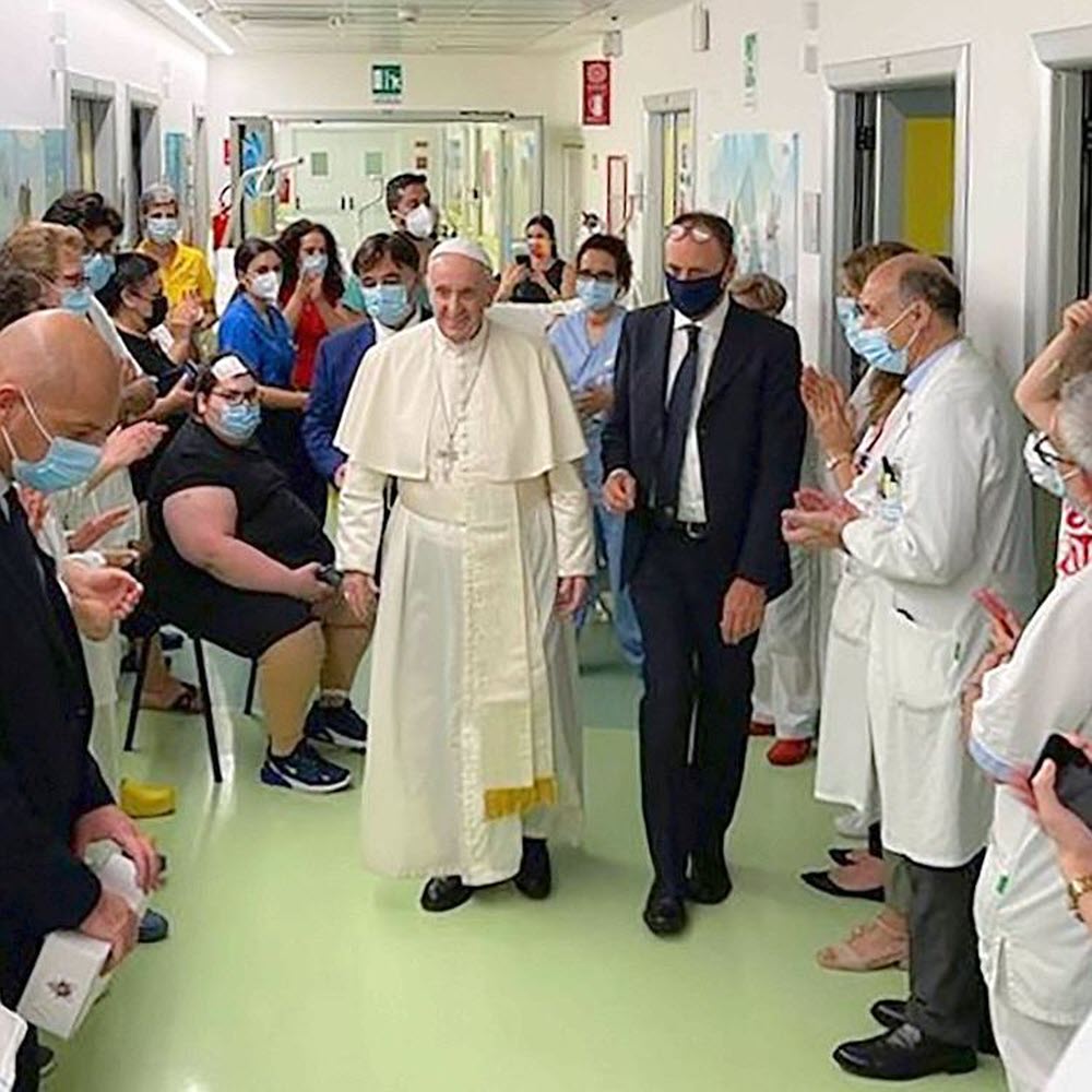 Le pape François quitte l'hôpital après son opération