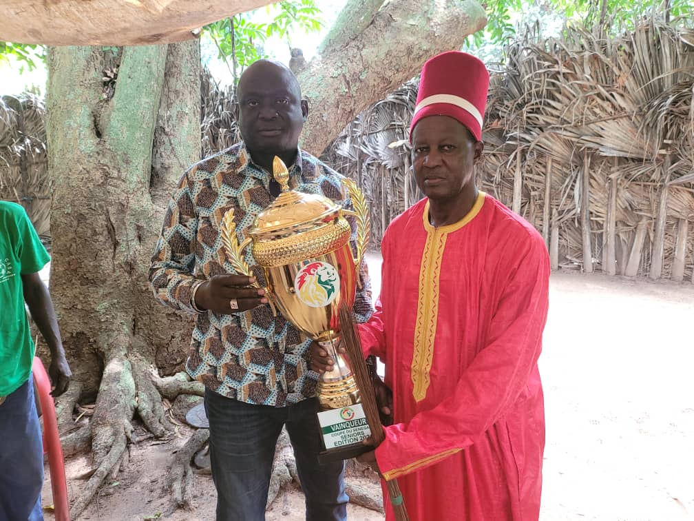 Le Casa-Sport présente son trophée aux rois d'Oussouye Le Casa-Sport présente son trophée aux rois d'Oussouye