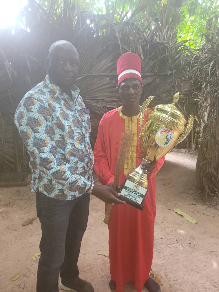 Le Casa-Sport présente son trophée aux rois d'Oussouye