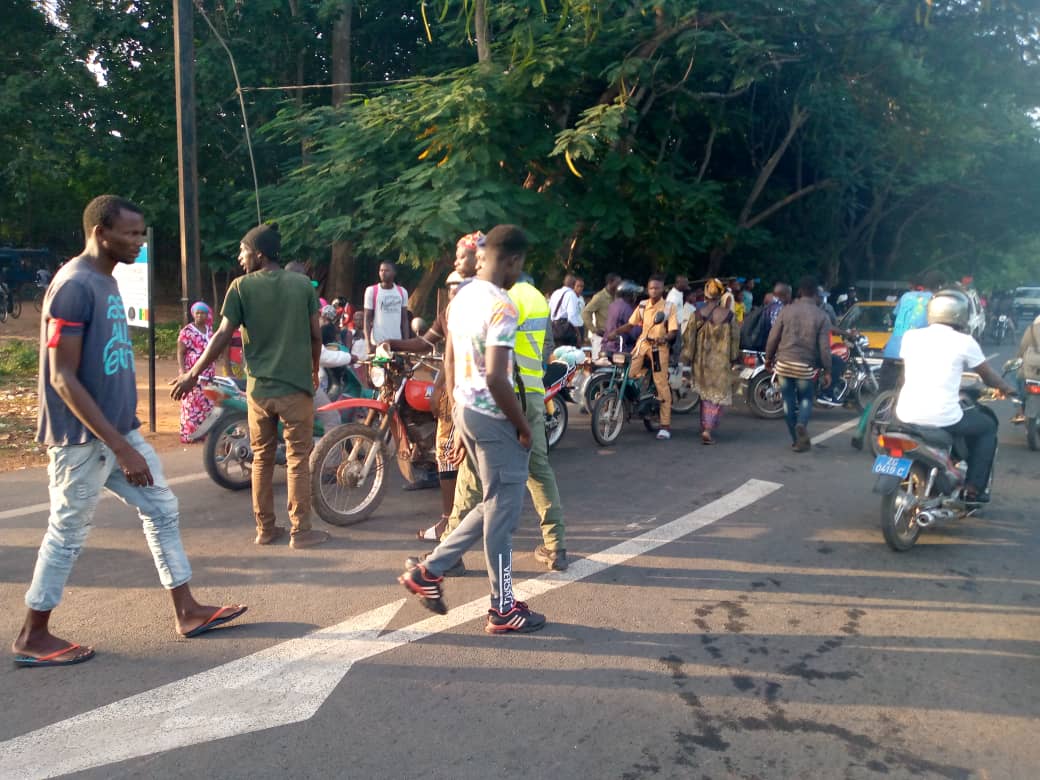 Ziguinchor : Les populations de Djibelor ont barré la route pour exiger des ralentisseurs
