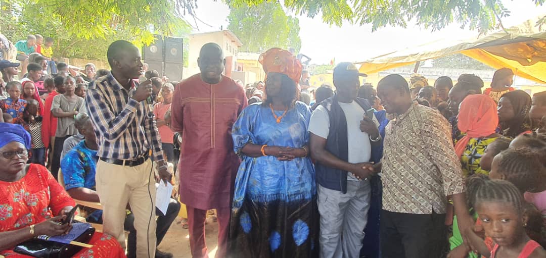 Ziguinchor : Seydou Sane prime les 10 meilleurs élèves de CM2 de l'école élémentaire Birame Bèye