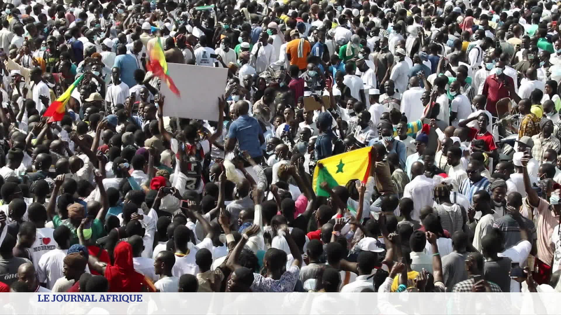 Manifestation à la place de la Nation : La ferveur de la foule à la présence de Sonko