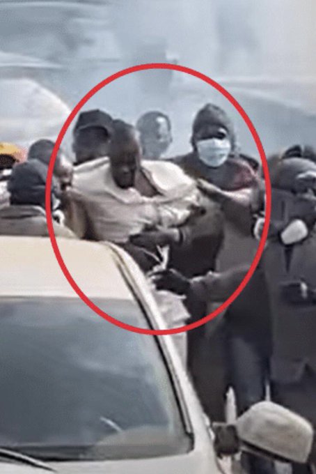 Sonko malmené et embarqué de force dans le véhicule de la Bip