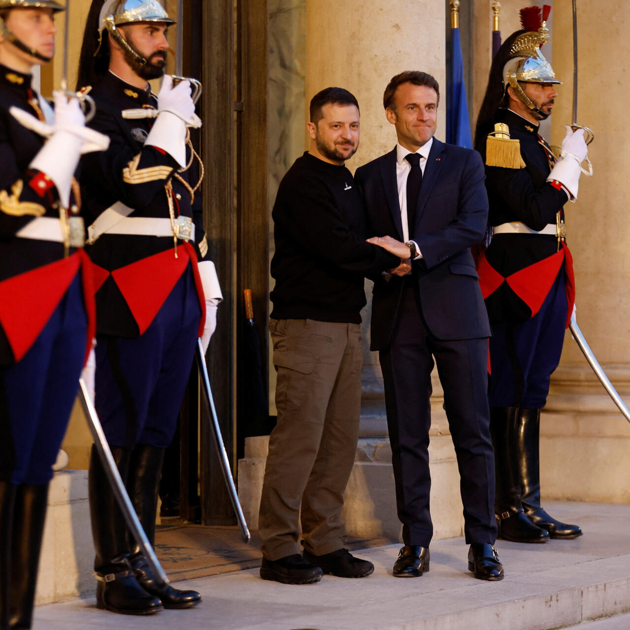 Emmanuel Macron affirme avoir «ouvert la porte pour former des pilotes» de chasse ukrainiens