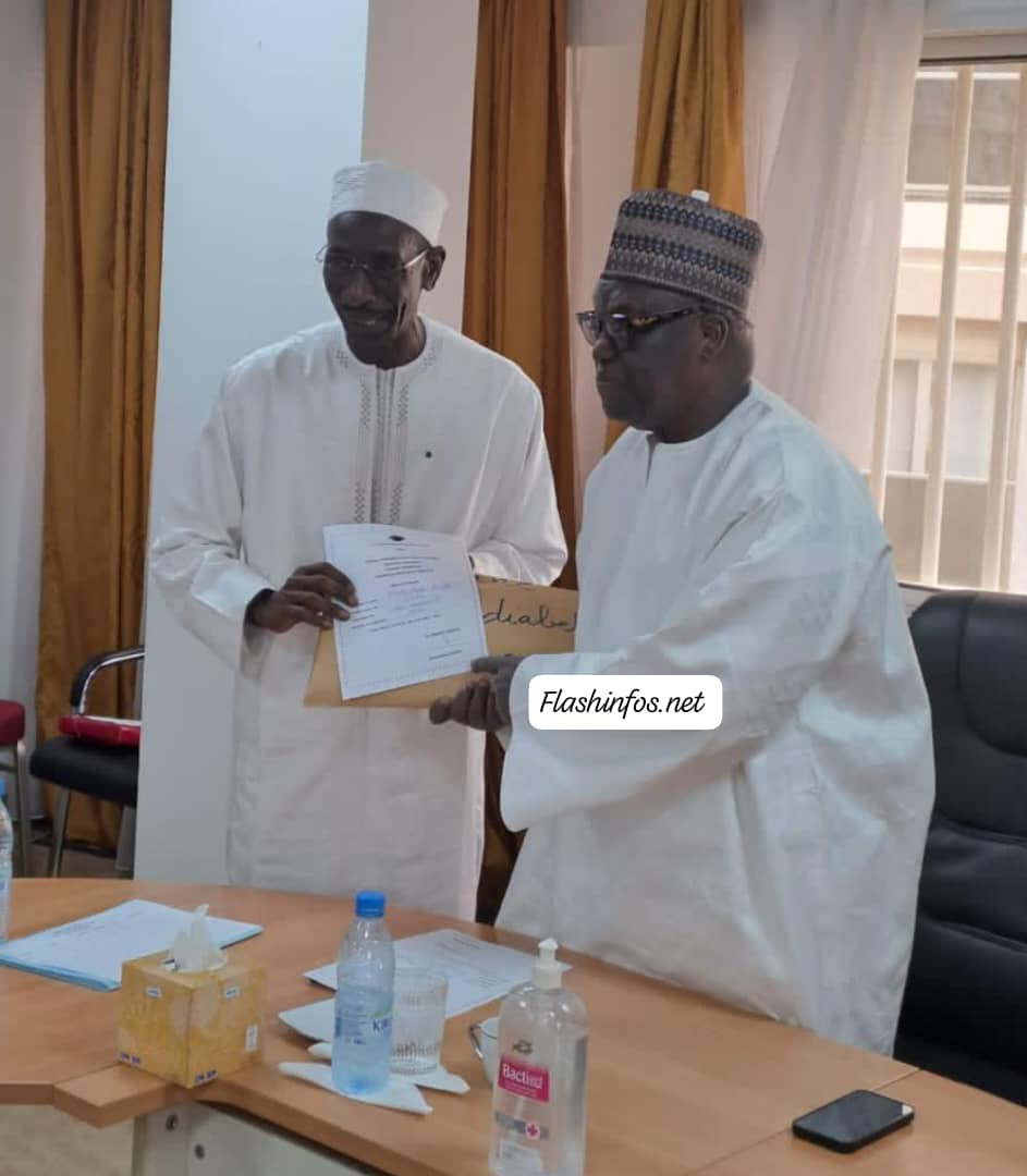 Keur-Madiabel : Le Maire Abdoulaye Diatta a remis un lot de 2345 parrainages au délégué régional Moustapha Niasse