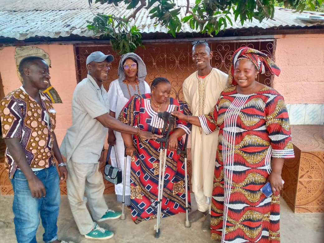 8 mars à Bignona : Mamina Kamara offre des béquilles et du matériel médical aux femmes handicapées