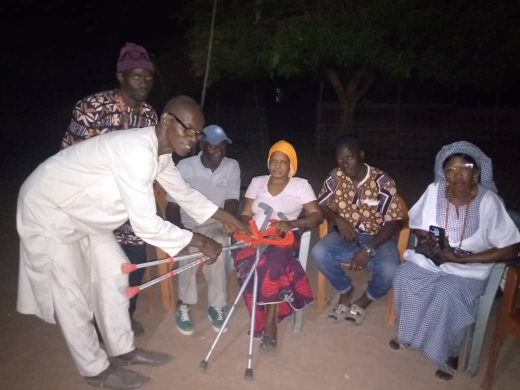 8 mars à Bignona : Mamina Kamara offre des béquilles et du matériel médical aux femmes handicapées