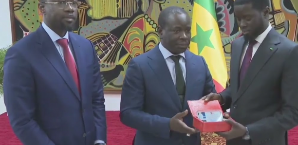 Le président Diomaye Faye a reçu un échantillon du pétrole au palais