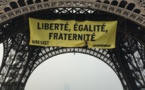Greenpeace déploie une banderole anti-FN géante sur la tour Eiffel