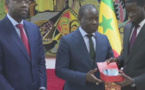 Le président Diomaye Faye a reçu un échantillon du pétrole au palais