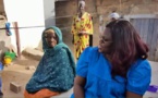 Arrêt sur image à Pikine : Marième Faye assise à même le sol devant ses hôtes