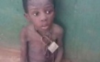 un enfant enchaîné et affamé pour avoir volé de la viande chez un pasteur
